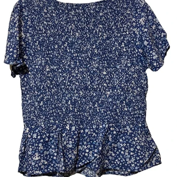 Fitted smocked top flutter sleeves blue size medium Old Navy - Picture 2 of 3